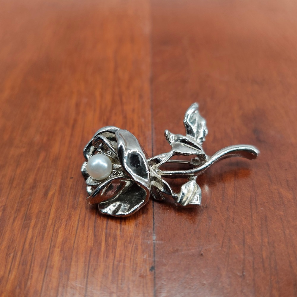 Silver Tone Rose Brooch‎ Pin Faux Pearl Accent Elegant Vintage Flower Jewelry